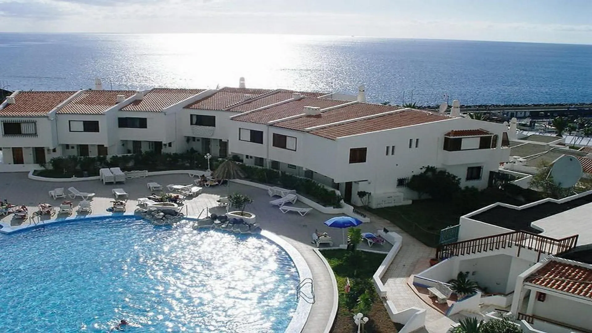 Spacious 3-Bedroom Beach Bungalow Costa Adeje  Espanha