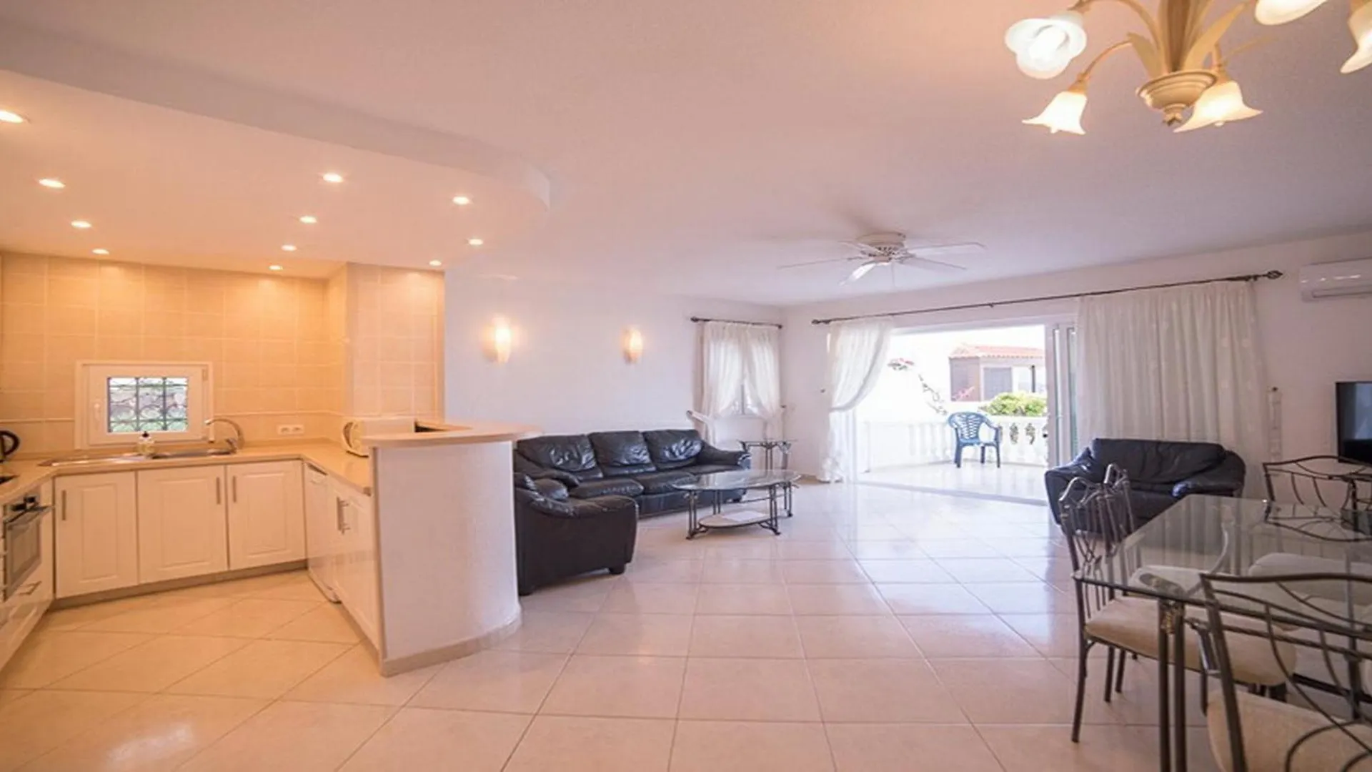 Villa Spacious 3-Bedroom Beach Bungalow Costa Adeje  Espanha